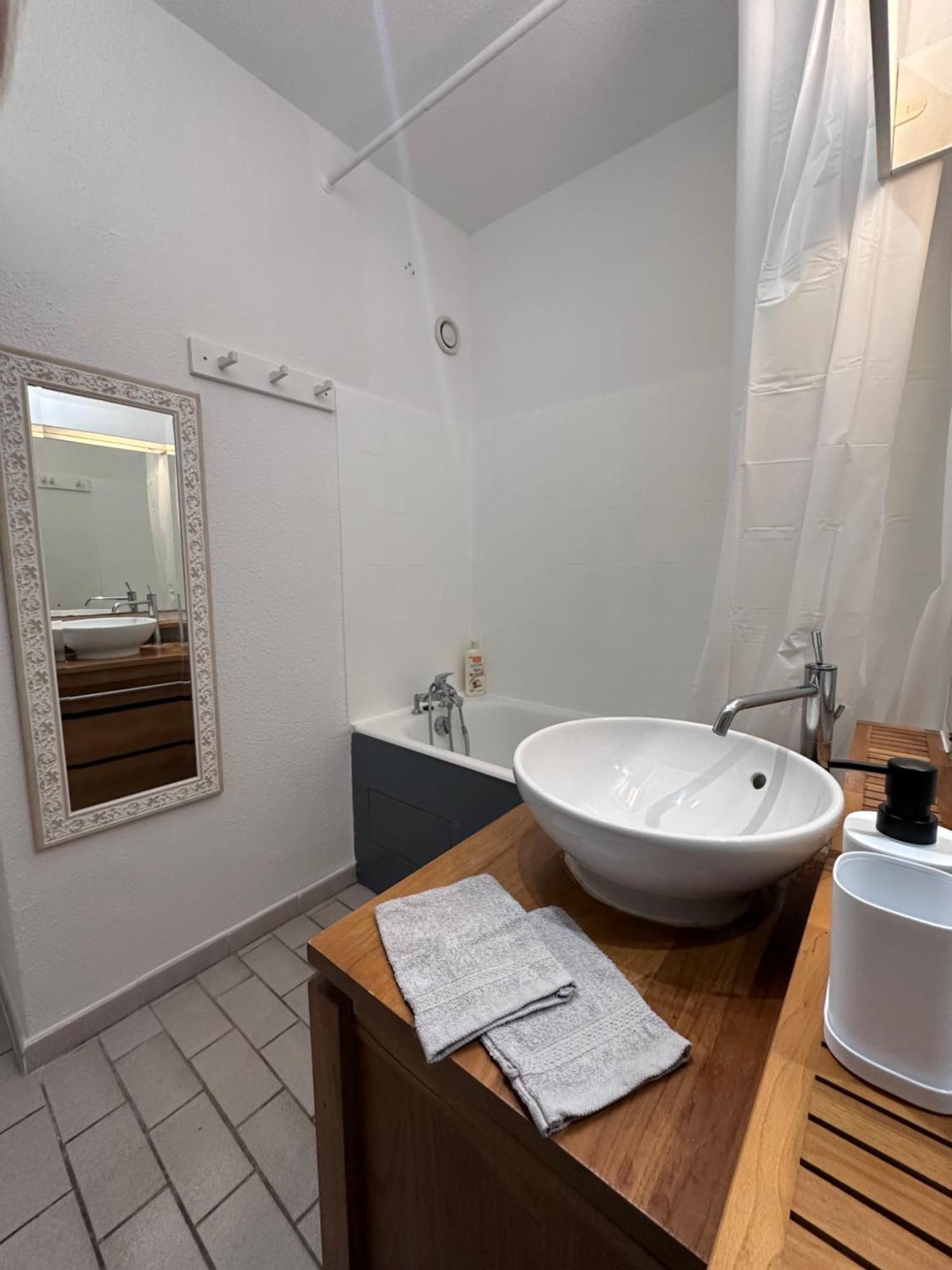 Studio Sur Le Port De Hyeres - A 2Min Des Plages, Clim & Balcon מראה חיצוני תמונה